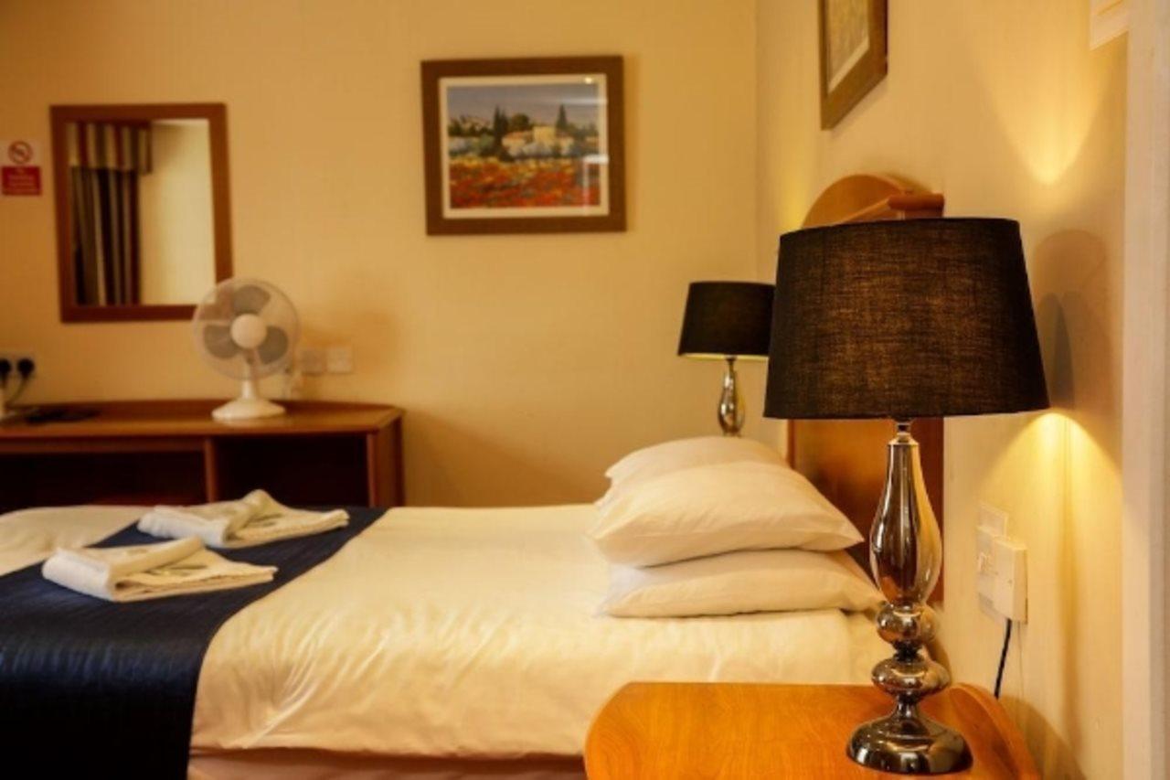 Chesters Hotel & Restaurant Salford  Dış mekan fotoğraf