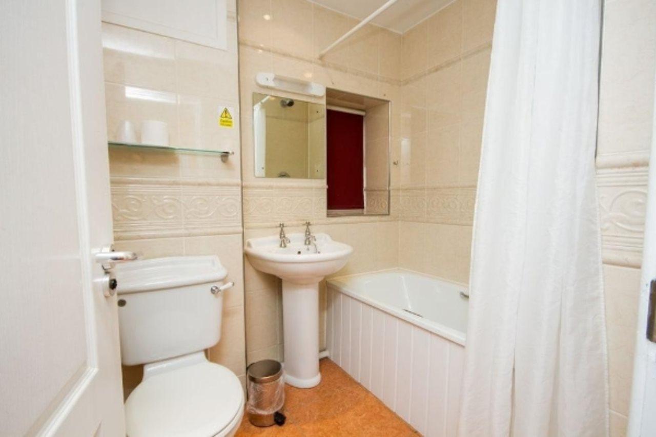 Chesters Hotel & Restaurant Salford  Dış mekan fotoğraf